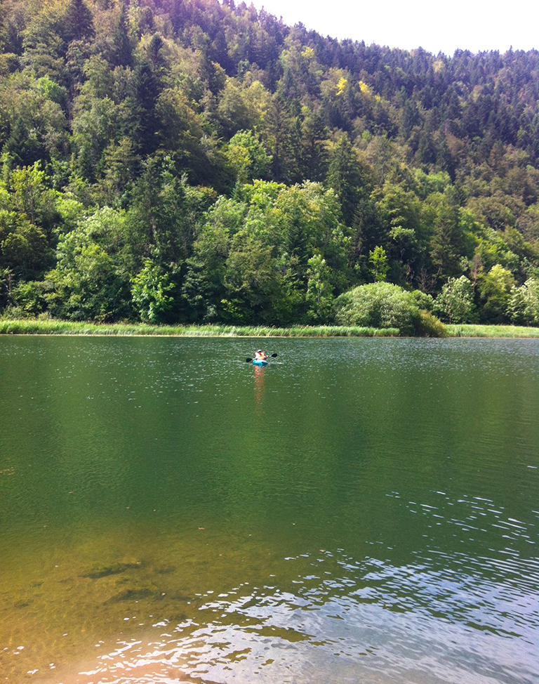 Canoe dans le parc naturel du doubs suisse en hébergement de charme cadre idyllique