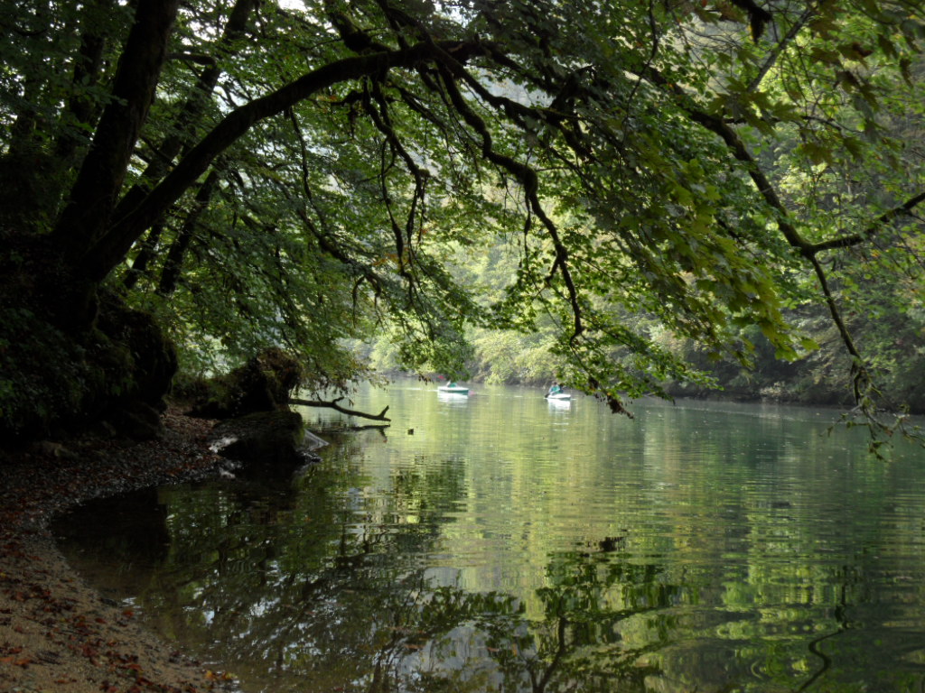 Canoe dans le parc naturel du doubs suisse en hébergement de charme cadre idyllique