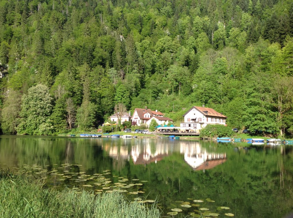 Rives du Doubs Maison d'hôtes Nenufar dans le parc naturel du doubs suisse en hébergement de charme cadre idyllique